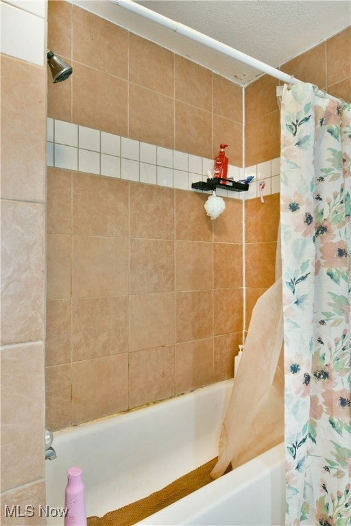 bathroom with shower / bath combo