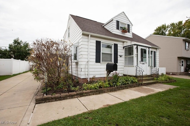 view of front of house with a front lawn