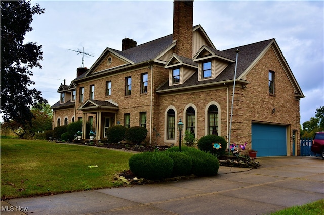 view of front of property featuring a front yard and a garage