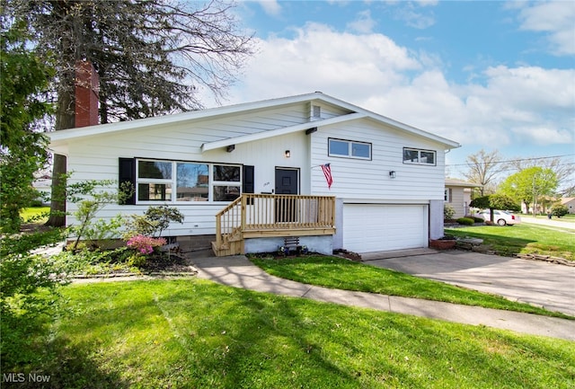 view of front facade featuring a garage and a front yard