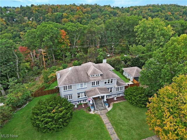 birds eye view of property featuring a forest view