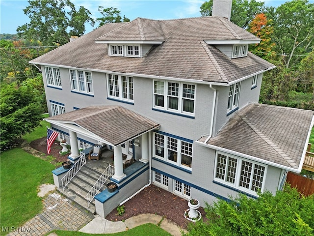 front facade featuring a front yard