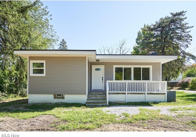 view of front of property featuring a front yard