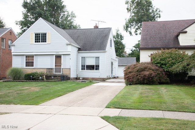 view of front of house featuring a front lawn