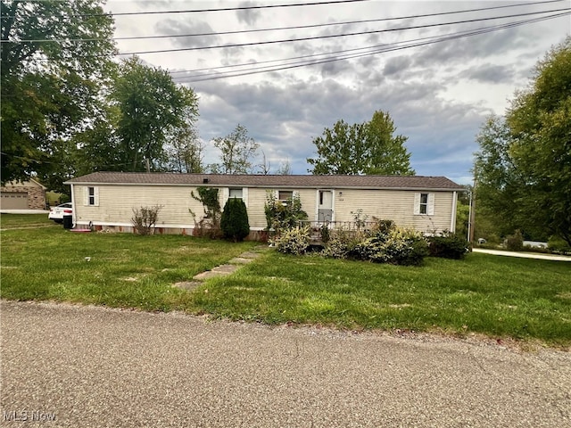 manufactured / mobile home with a front yard