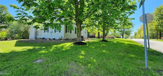 view of front of home featuring a front yard