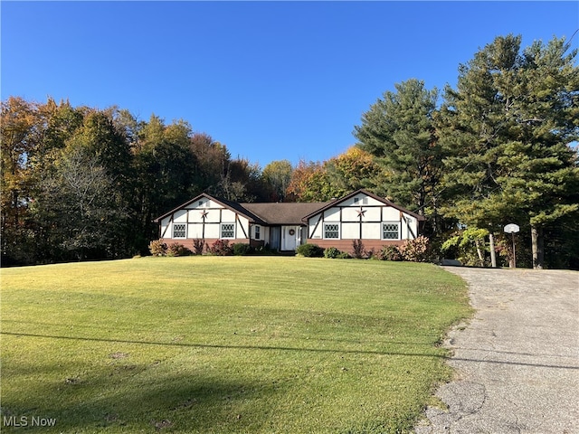 ranch-style house featuring a front lawn