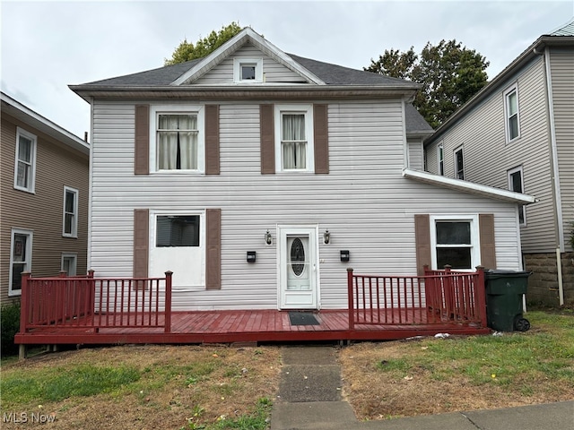 view of front of home featuring a front lawn