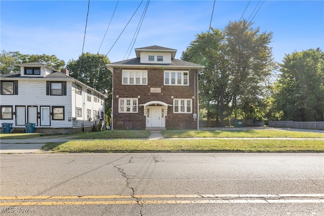 view of front of property featuring a front yard