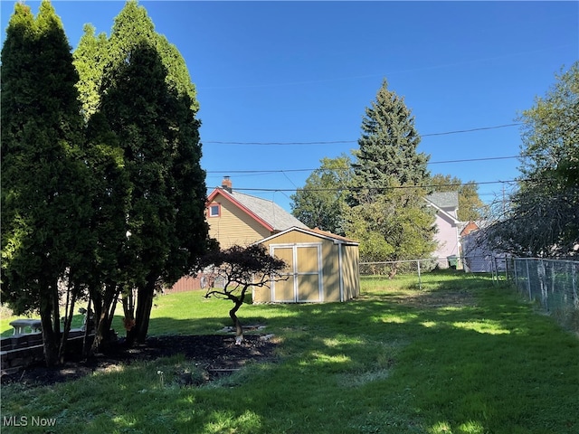 view of yard featuring a storage shed