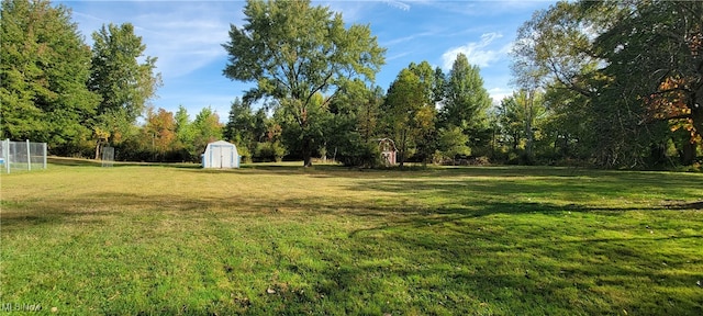 view of yard featuring a shed