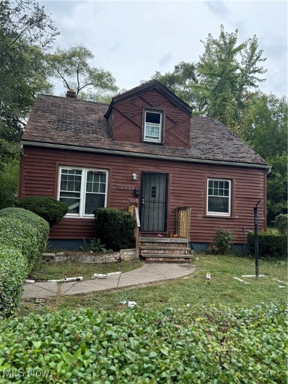 view of front of house with a front lawn