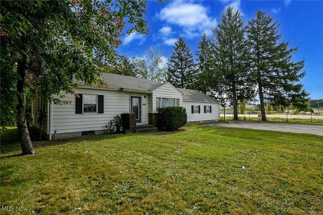 view of front of property featuring a front lawn