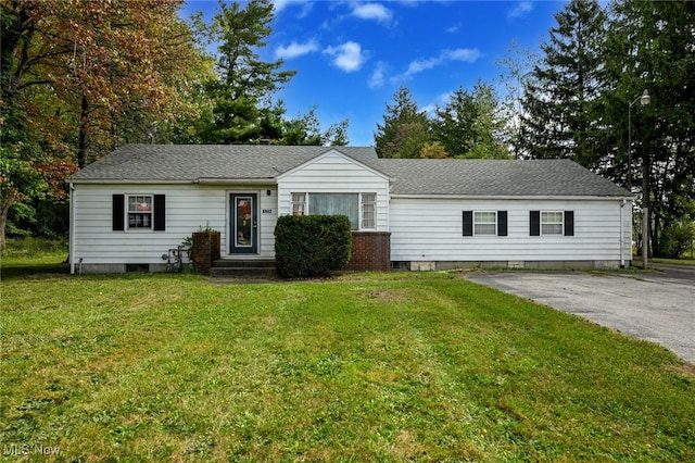 ranch-style house featuring a front lawn