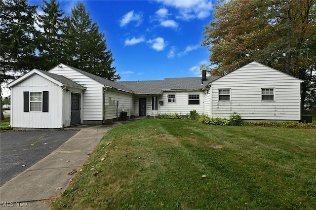 6942 State Route 44, Ravenna, OH 44266 - single story home featuring a shingled roof and a front yard