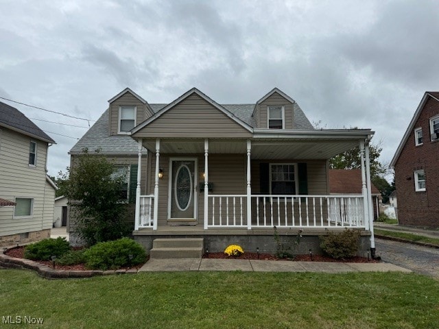 view of front facade featuring a front yard and a porch