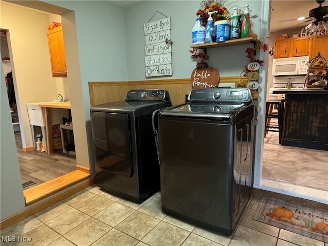 washroom with ceiling fan, light hardwood / wood-style flooring, and washing machine and clothes dryer