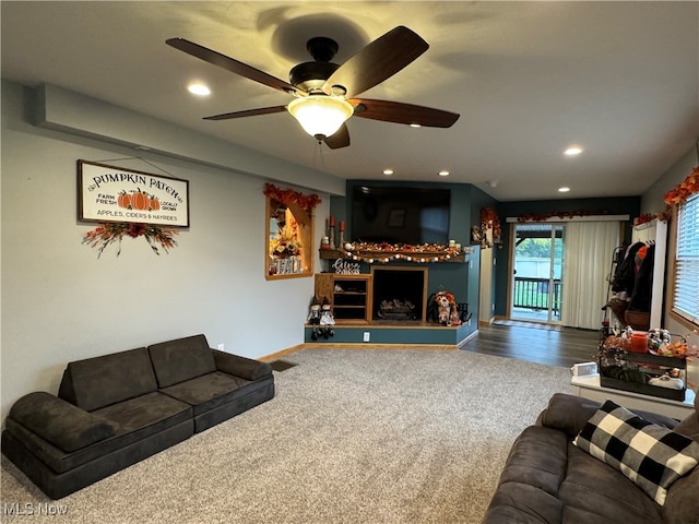 living room with carpet and ceiling fan