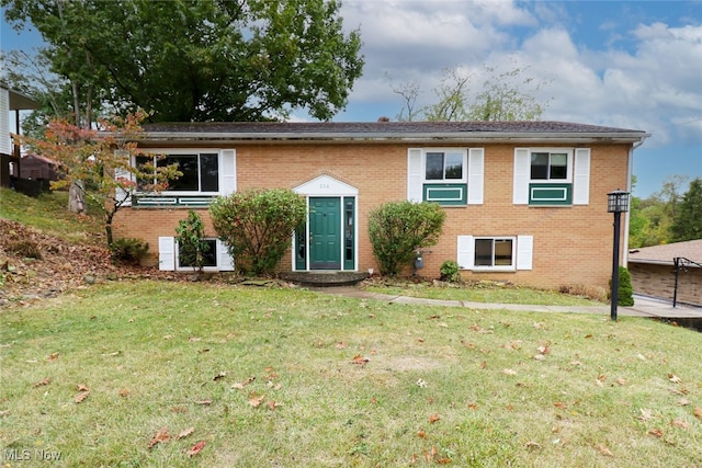 split foyer home with a front yard