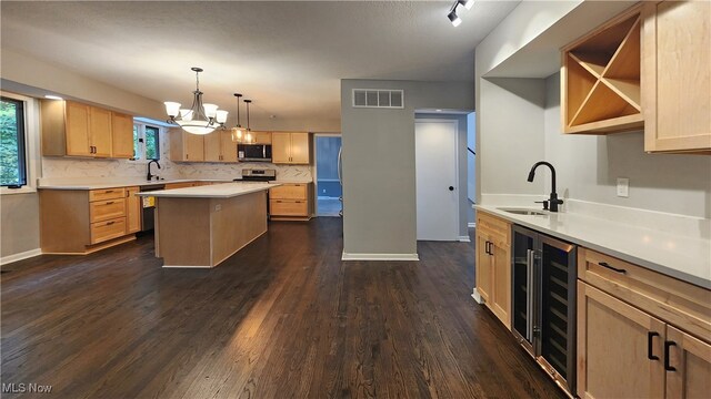 kitchen featuring sink, a notable chandelier, beverage cooler, stainless steel appliances, and dark hardwood / wood-style flooring