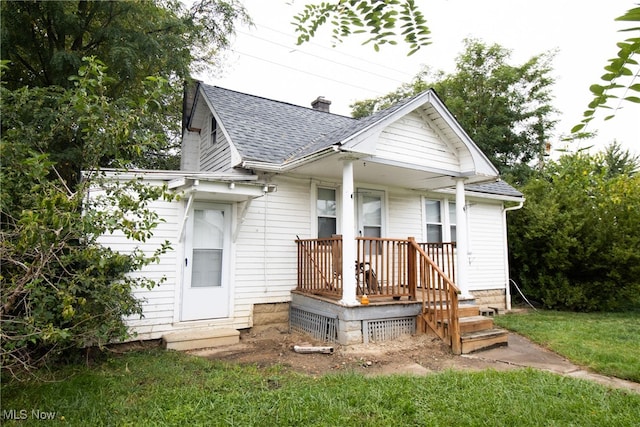 view of front facade featuring a front lawn