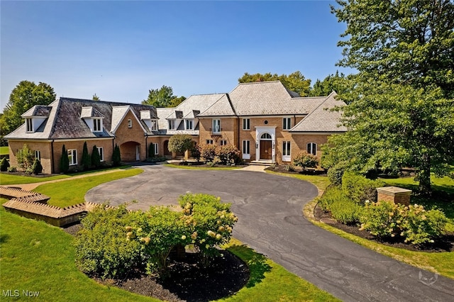 view of front of property with a front lawn