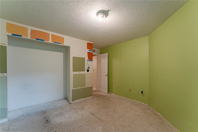 unfurnished bedroom featuring a textured ceiling