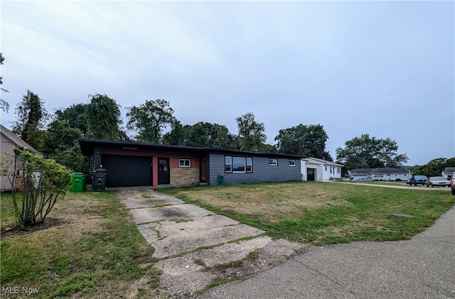 view of front facade with a garage and a front yard