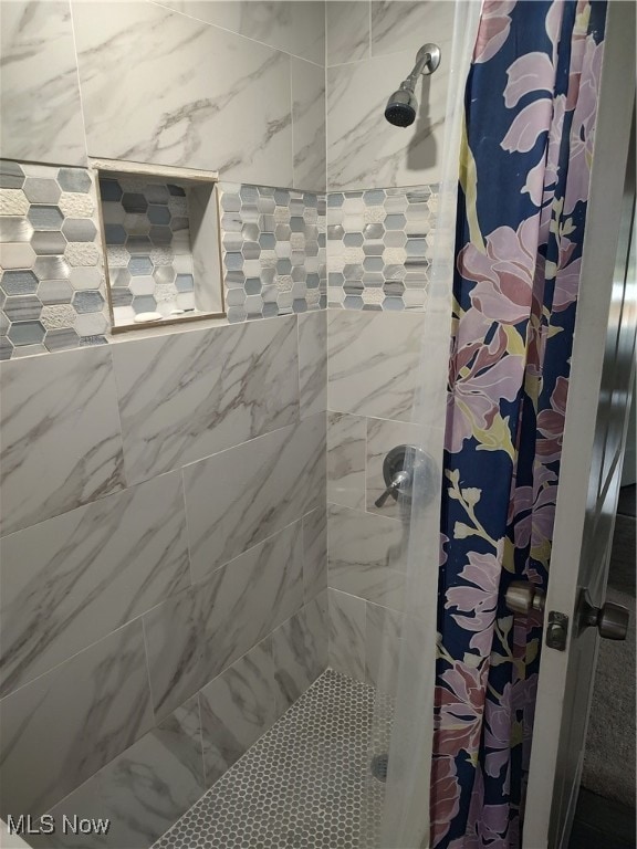 bathroom featuring a shower with shower curtain