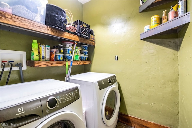 washroom featuring washing machine and clothes dryer