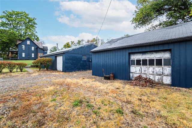 view of yard featuring an outbuilding and a garage