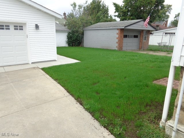 view of yard featuring an outbuilding and a garage