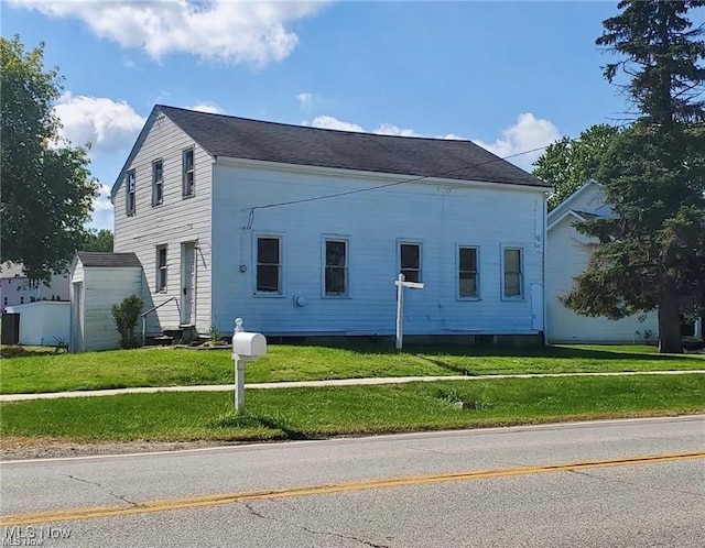 view of front of property featuring a front yard