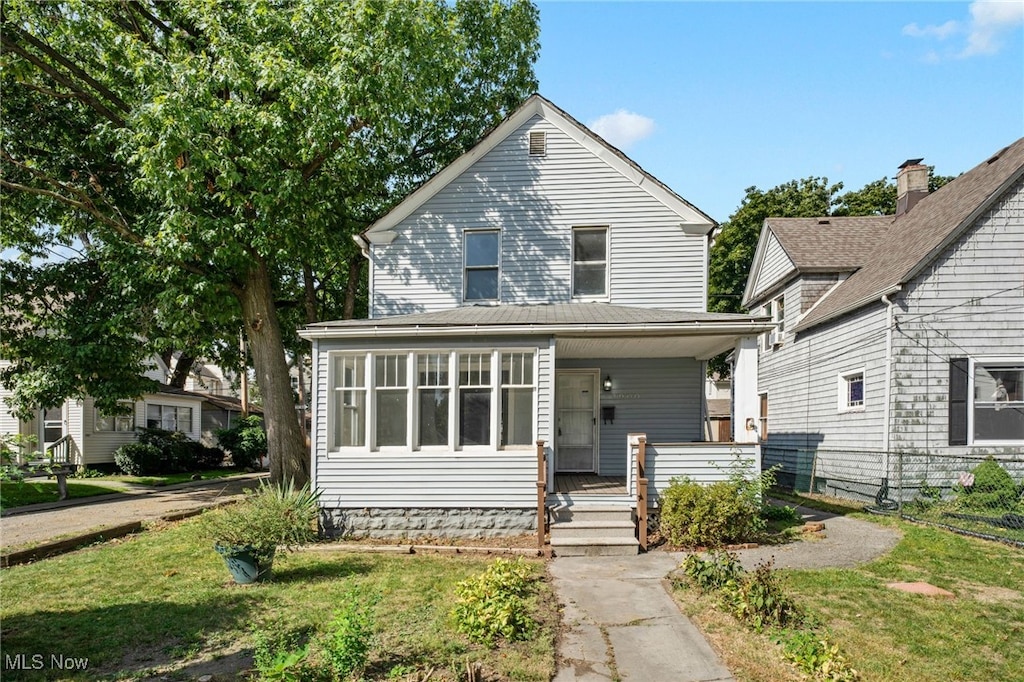 view of front facade with a front lawn