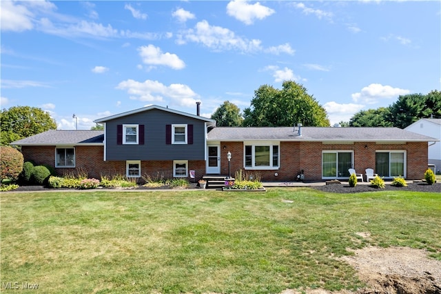 tri-level home featuring a front lawn