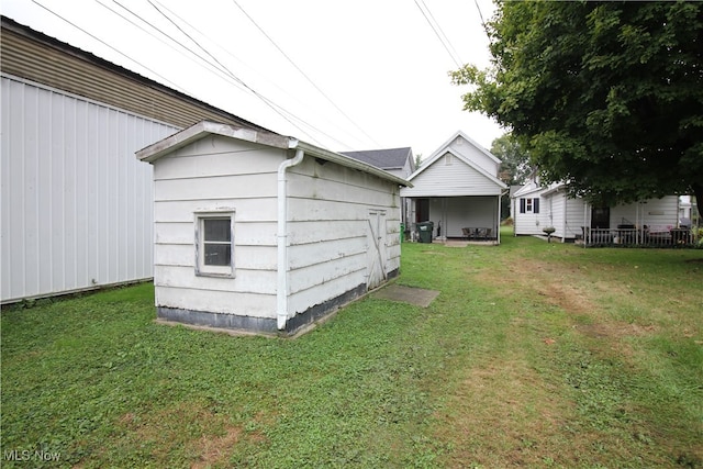 view of yard featuring a storage unit