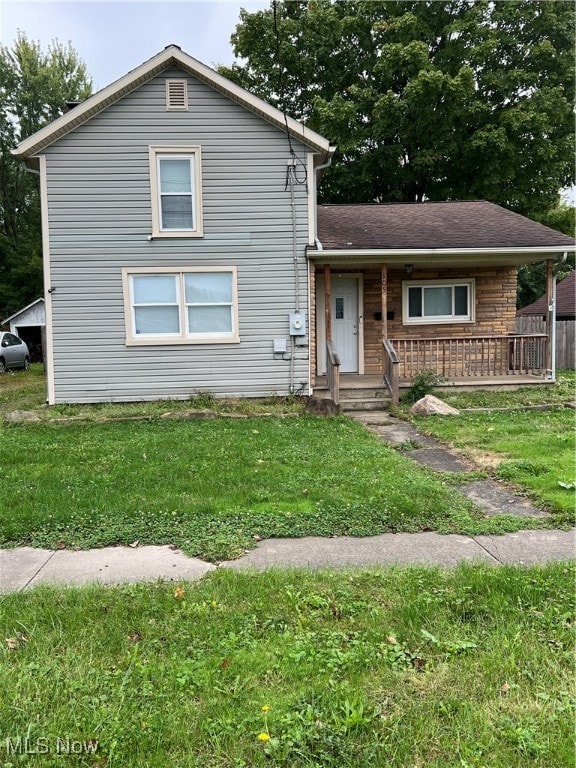 view of front of property with a front lawn