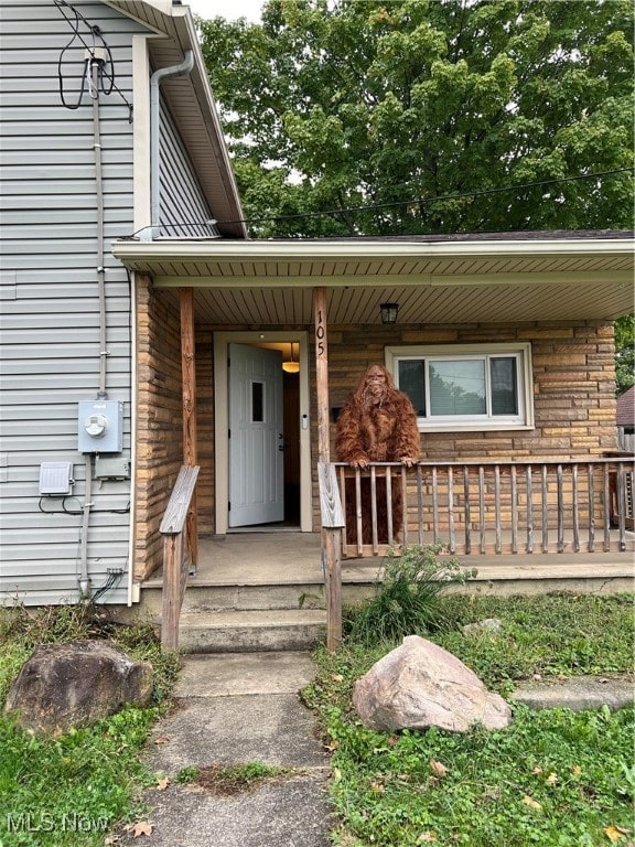 entrance to property featuring a porch