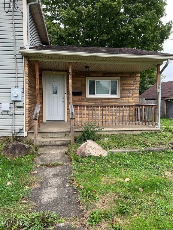 property entrance featuring a porch