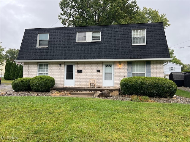 view of front of property featuring a front yard