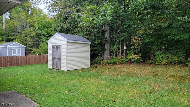 view of yard featuring a storage unit