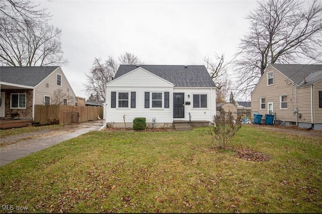 view of front of property featuring a front lawn