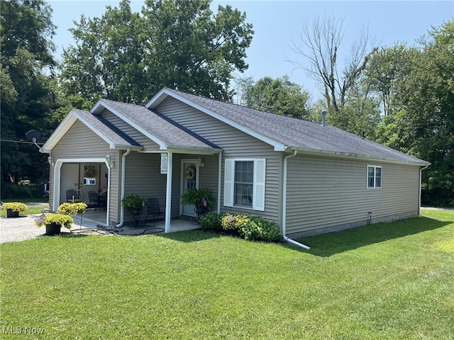 single story home featuring a front lawn