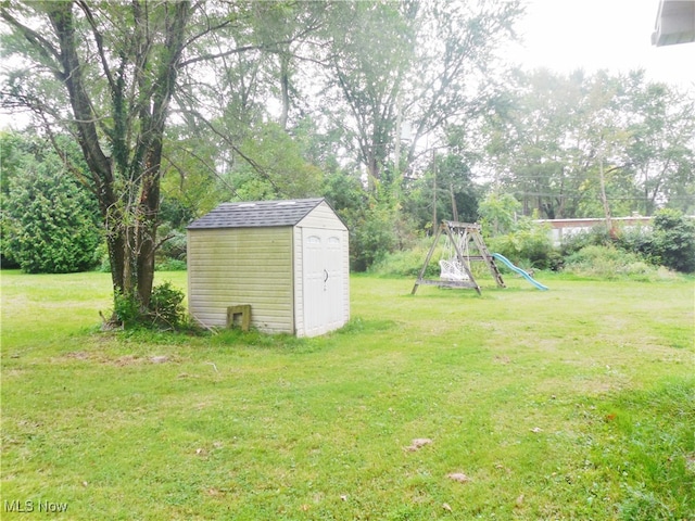 view of yard with a storage unit