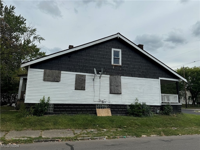 view of side of home featuring a lawn