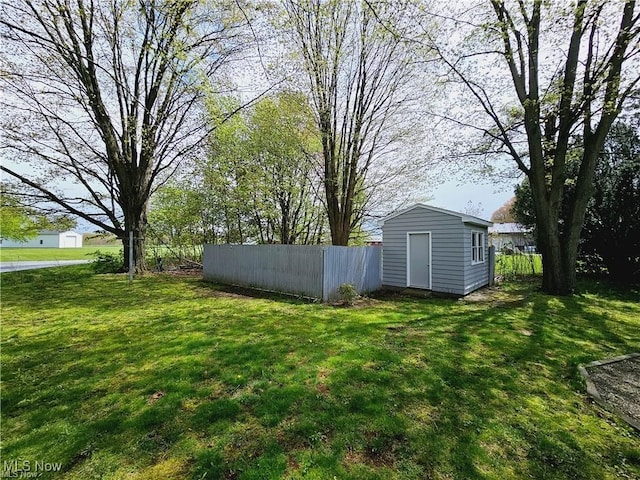 view of yard featuring a storage shed