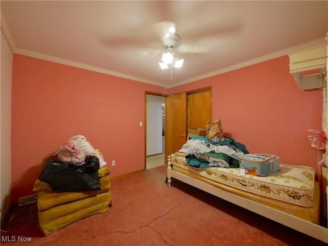 bedroom with a closet, ceiling fan, carpet flooring, and crown molding