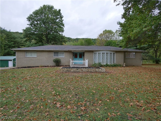 single story home featuring a front lawn