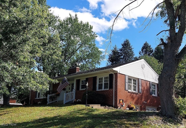 view of front of home featuring a front yard