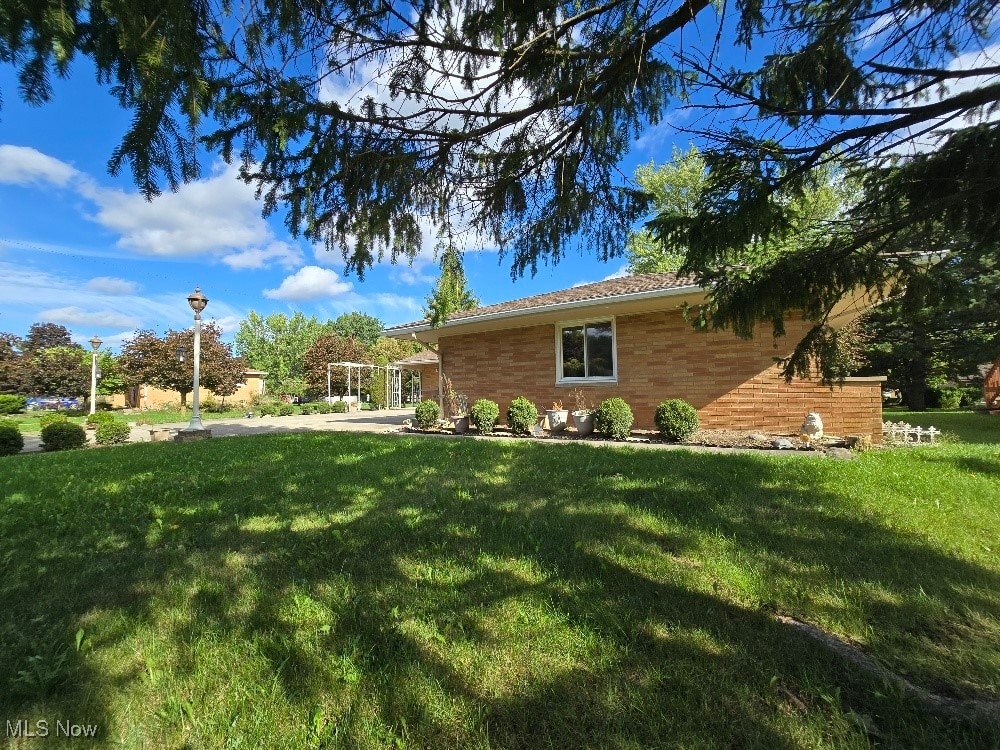 view of front facade with a front yard